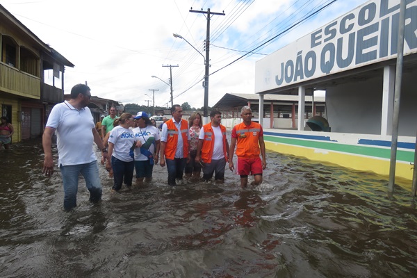 Prefeito e Governador visitam áreas alagadas em Laranjal do Jari